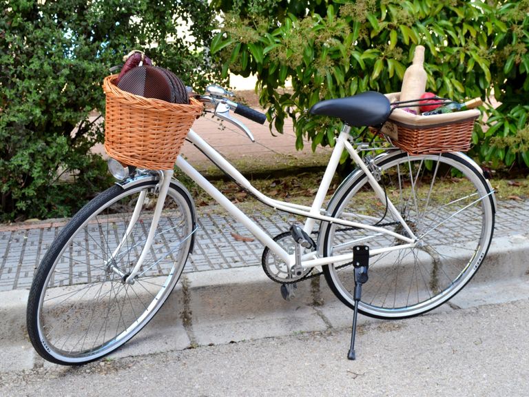 Bicis antiguas y vehículos clásicos en alquiler Torres Naranjo