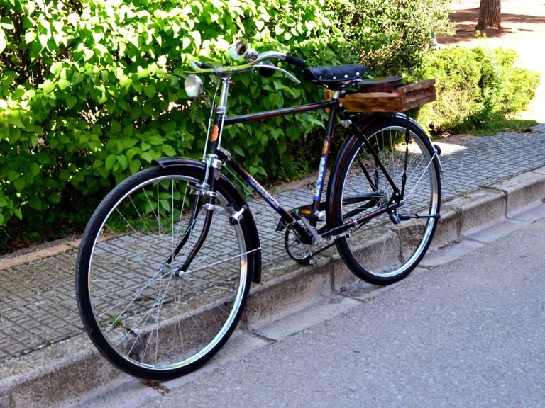 Alquiler bicicleta clásica de varillas para anuncios, fotos y celebraciones